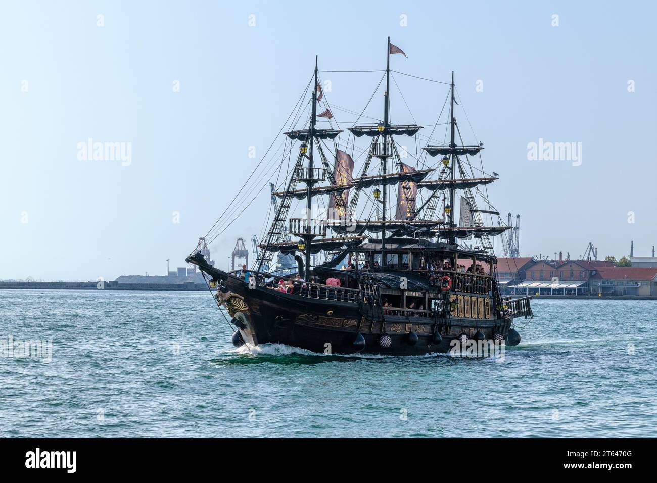 Thessalonique, Grèce - 22 septembre 2023 : vue d'un bateau pirate touristique lors d'une excursion pour les touristes à Thessalonique Grèce Banque D'Images