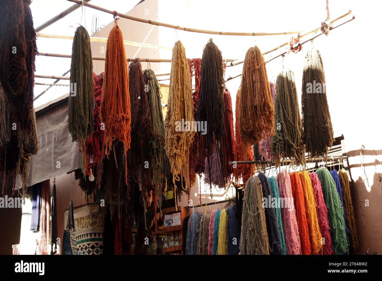 Laine teintée séchant dans le soaq Marrakech, Maroc Banque D'Images