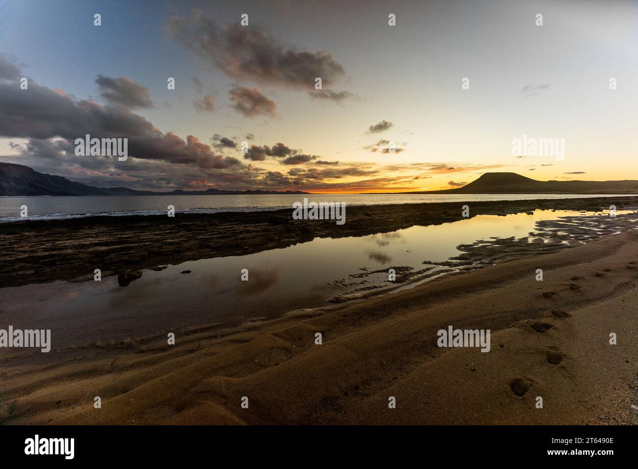 Espagne, Canaries, la Graciosa : coucher de soleil sur Lanzarote photographié depuis la plage Francesca sur l'île de la Graciosa Banque D'Images