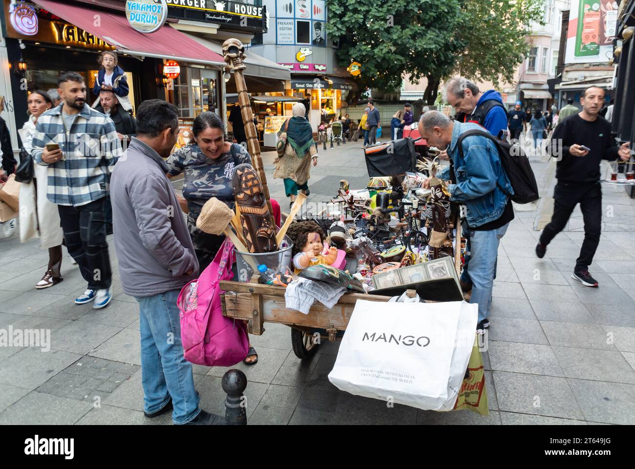 Istanbul, Turquie, touristes au marché routier du quartier de Kadikoy, éditorial seulement. Banque D'Images