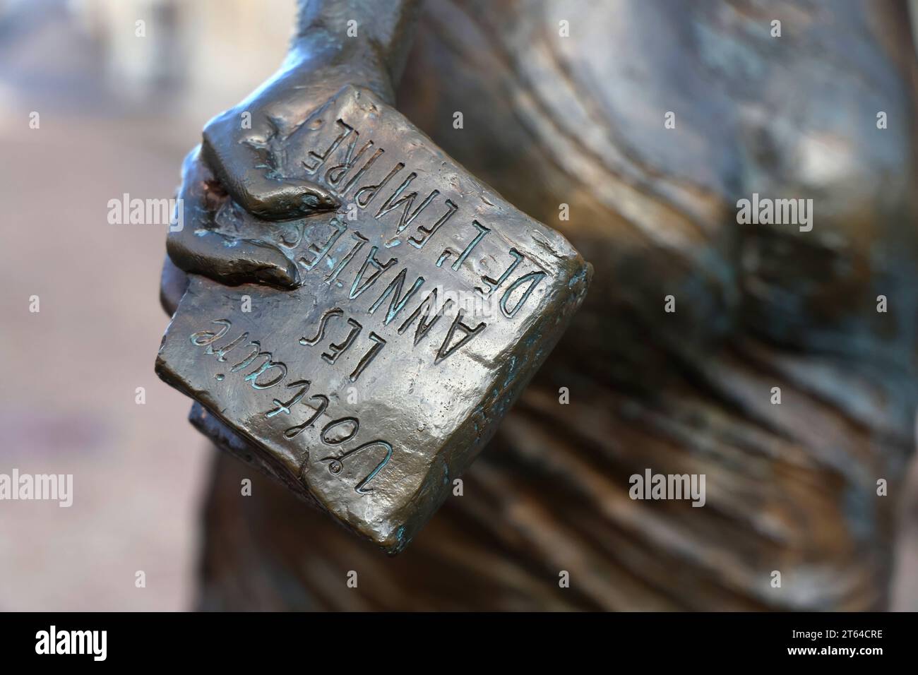 Gotha 03.11.2023, Gotha, Buch der Skulptur von Luise Dorothea von Sachsen-Gotha-Altenburg auf dem Schlossberg vor Schloss Friedenstein *** Gotha 03 11 2023, Gotha, Livre de la sculpture de Luise Dorothea von Sachsen Gotha Altenburg sur le Schlossberg devant le château de Friedenstein Banque D'Images