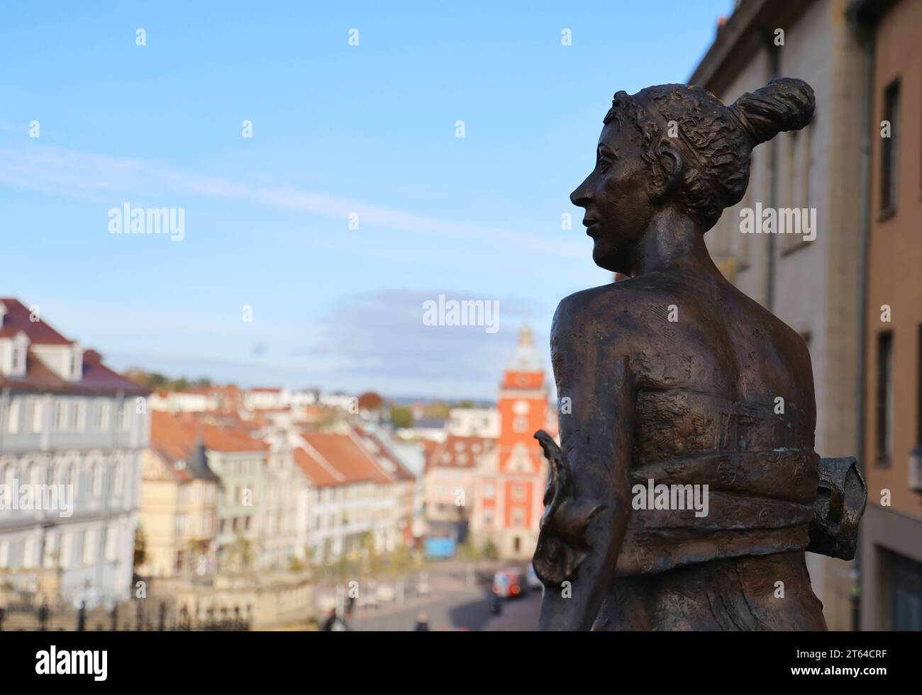 Gotha 03.11.2023, Gotha, Skulptur von Luise Dorothea von Sachsen-Gotha-Altenburg auf dem Schlossberg vor dem Markt mit dem Historischen Rathaus *** Gotha 03 11 2023, Gotha, Sculpture de Luise Dorothea von Sachsen Gotha Altenburg sur le Schlossberg devant la place du marché avec l'hôtel de ville historique Banque D'Images