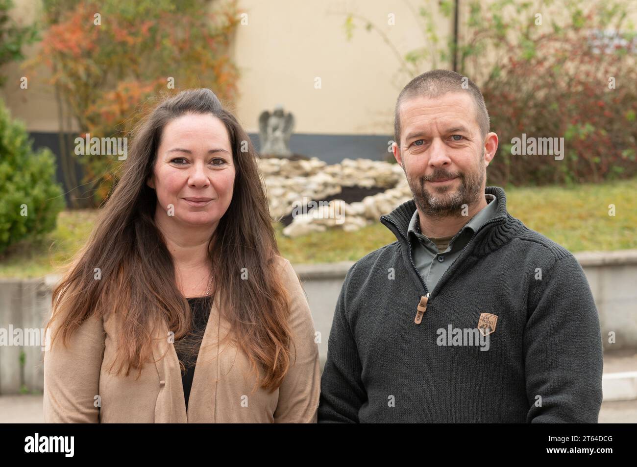 Albstadt, Allemagne. 08 novembre 2023. Ellen Weinmann et Florian Düsterwald de Tierbestattung Schönhalde regardent la caméra. L'église funéraire des animaux doit ouvrir à Albstadt-Pfeffingen en décembre. C'est la première église funéraire pour animaux en Allemagne. Crédit : Silas Stein/dpa/Alamy Live News Banque D'Images