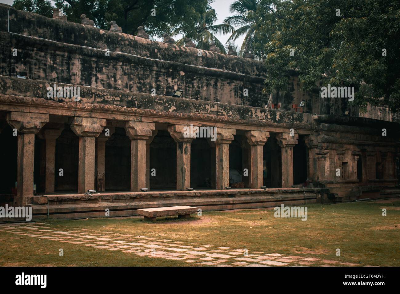 Couloir le long du mur périmétrique du Grand Temple de Thanjavur (également appelé Thanjai Periya Kovil en langue tamoule). Banque D'Images