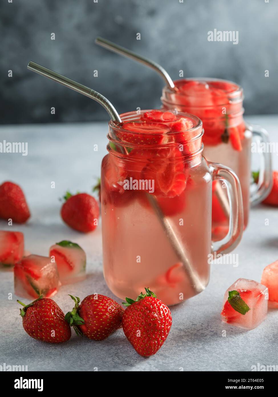 Boisson rafraîchissante à la fraise avec des baies. Pas de boisson savoureuse de sucre et concept de régime alimentaire sain Banque D'Images
