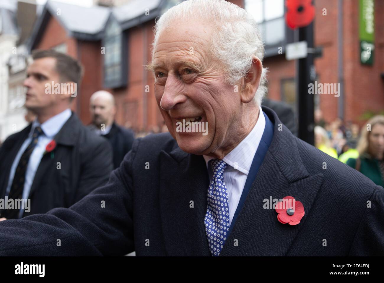 New Malden, Londres, 8 novembre 2023 : le roi Charles III a visité New Malden dans le sud-ouest de Londres pour passer du temps avec la communauté coréenne de la région. Il a également visité le mémorial de guerre et rencontré des membres de la branche locale de la Légion royale britannique et deux anciens combattants coréens, avant de saluer la foule qui avait attendu patiemment sous la pluie pendant deux heures. Crédit : Andy Sillett/Alamy Live News Banque D'Images