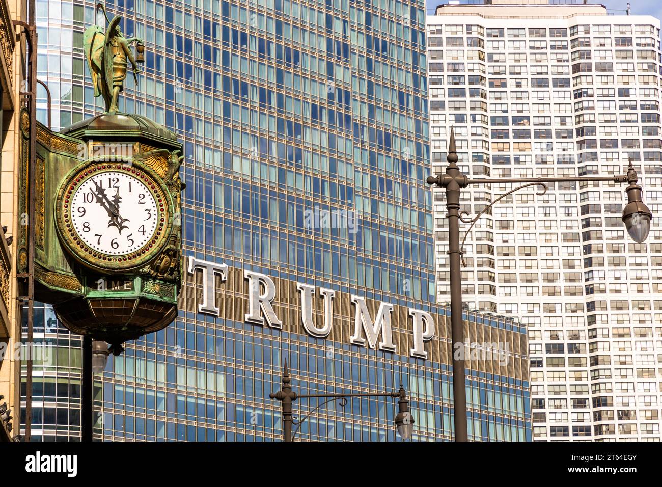 L'horloge du Jewelers Building montre juste avant midi. En arrière-plan, vous pouvez voir le lettrage Trump de Trump Tower. Chicago, États-Unis Banque D'Images