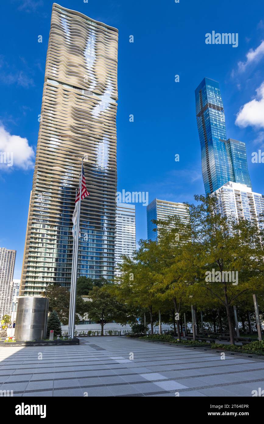 Radisson Blu Aqua Hotel und Wanda Vista Tower. Le St. Regis Chicago (anciennement Vista Tower, Wanda Vista Tower, anciennement 375 E. Wacker) est un gratte-ciel de Chicago. Le bâtiment est situé sur East Wacker Drive, à l'extrémité nord du Chicago Loop. Chicago, États-Unis Banque D'Images