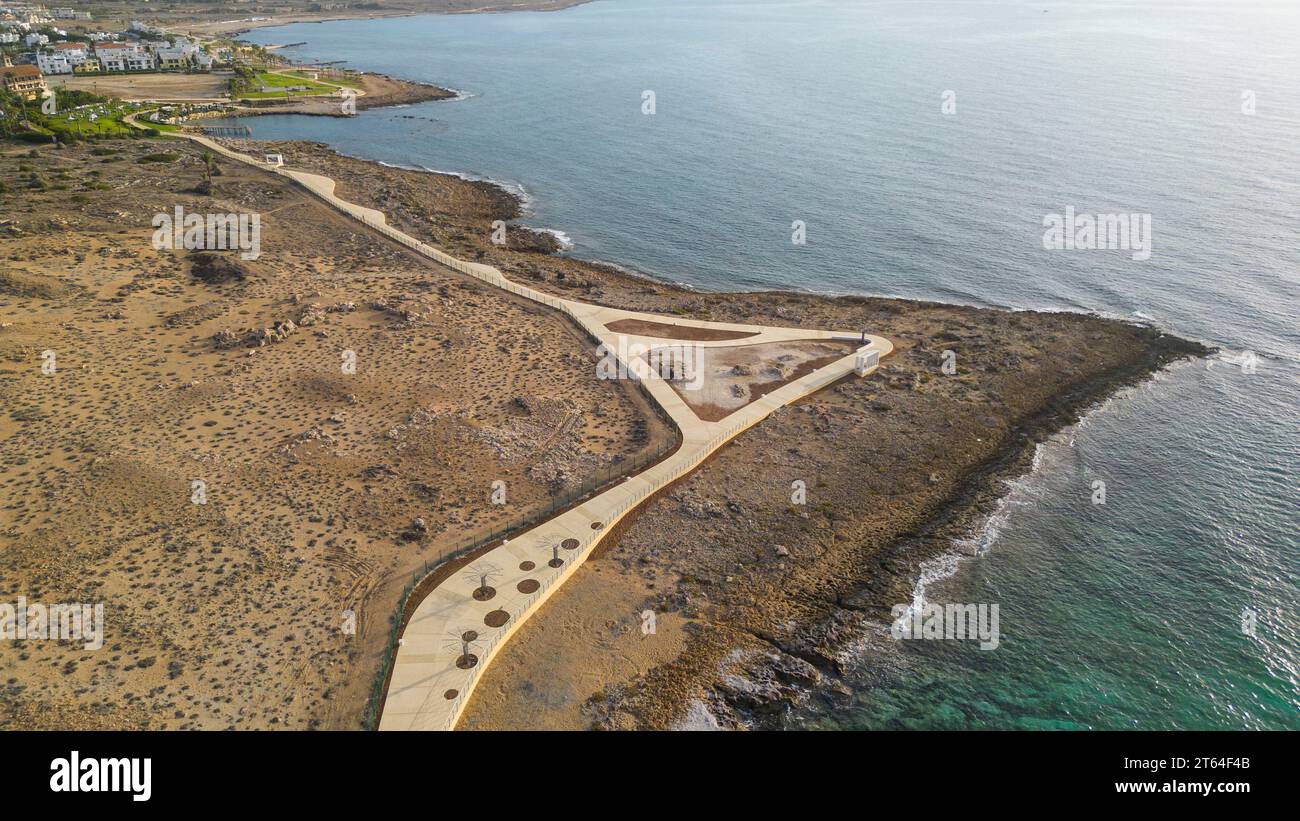 Vue aérienne par drone du nouveau sentier côtier de Paphos, Paphos, Chypre. Banque D'Images