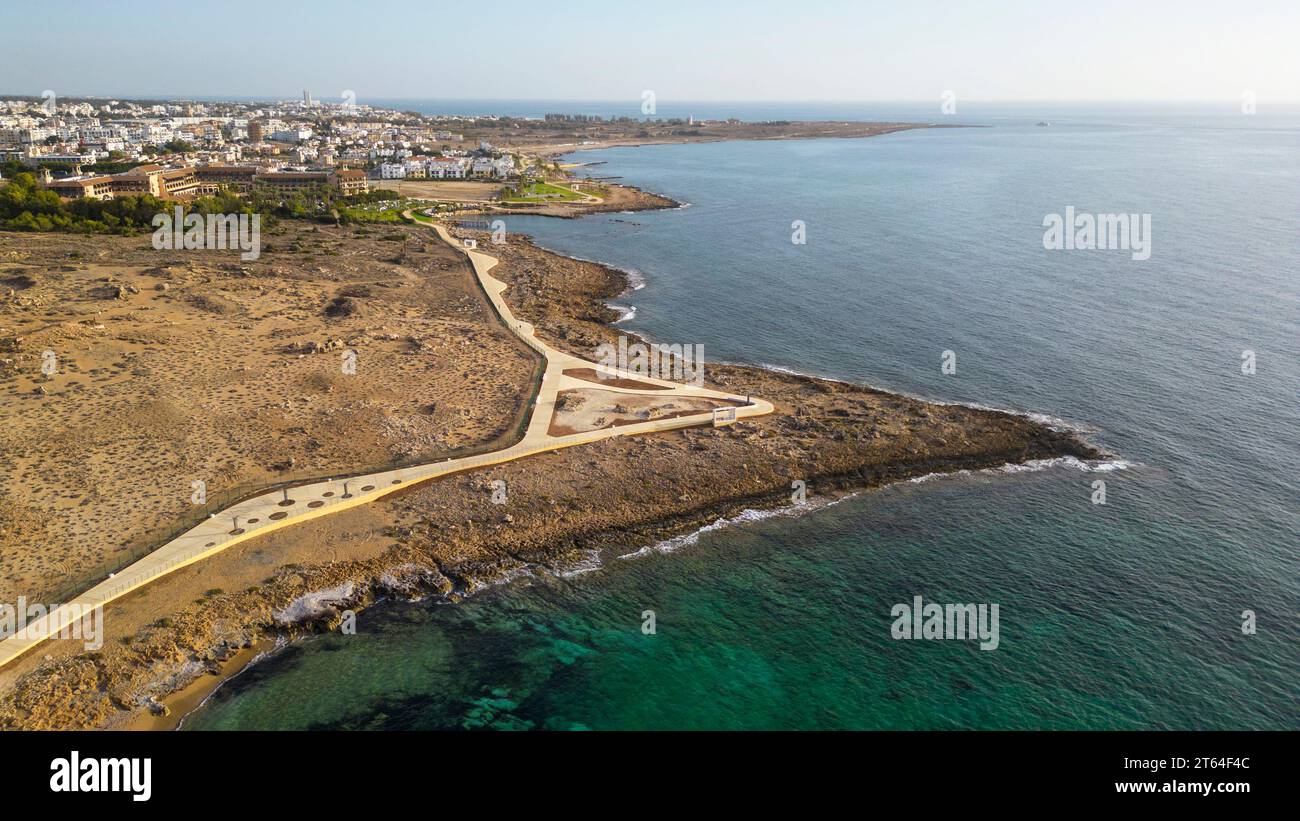 Vue aérienne par drone du nouveau sentier côtier de Paphos, Paphos, Chypre. Banque D'Images