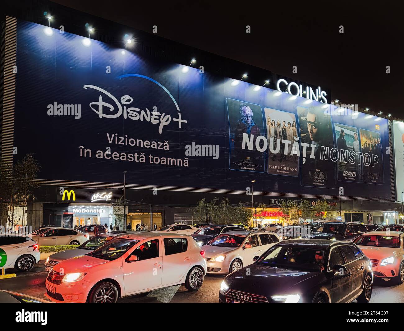 Affiche publicitaire du fournisseur de divertissement en streaming Disney plus avec des photos de série exposées sur une bannière de rue géante avec des titres roumains à Bucarest. Banque D'Images