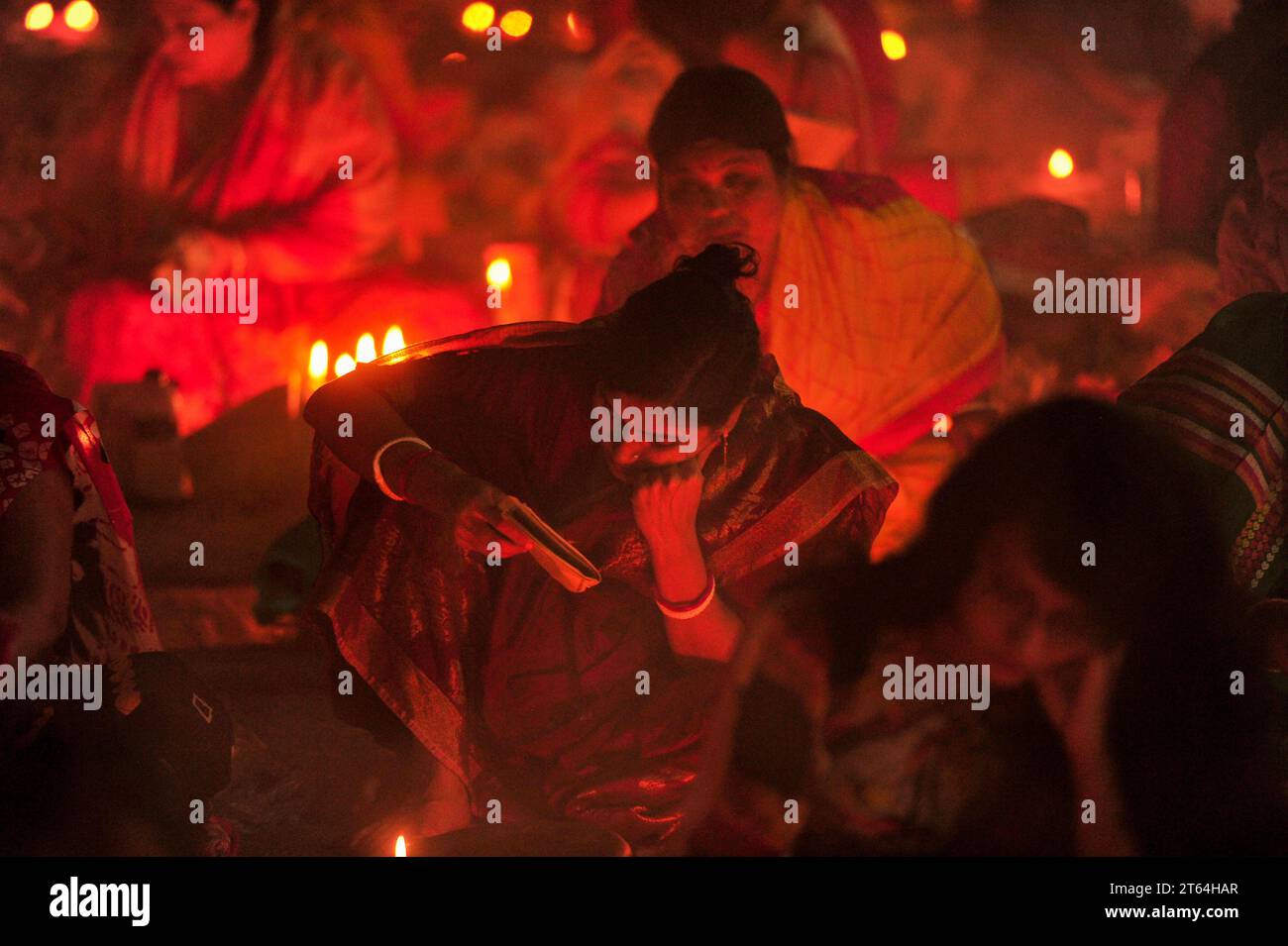 07 novembre 2023 Sylhet-Bangladesh : les dévots hindous s'assoient ensemble sur le sol d'un temple pour observer le festival Rakher Upobash dans le temple Loknath à Sylhet, Bangladesh. Lokenath Brahmachari qui est appelé Baba Lokenath était un saint hindou du 18e siècle et philosophe au Bengale. Le 07 novembre 2023 Sylhet, Bangladesh (photo de MD Rafayat Haque Khan/Eyepix Group/Sipa USA) Banque D'Images