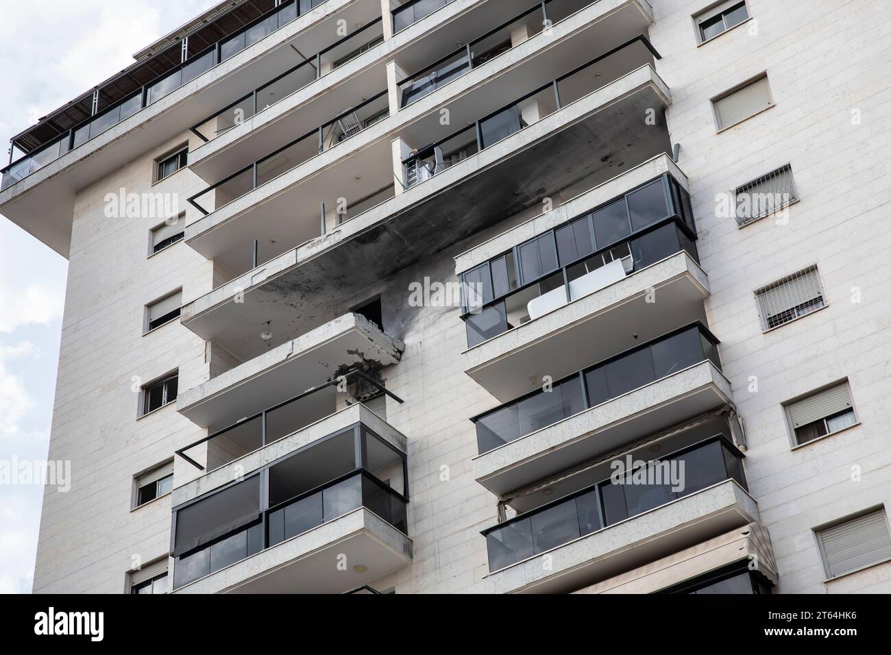 Un immeuble résidentiel dans la ville d’Ashkelon, Israël, le 28 octobre 2023, endommagé par une roquette tirée par le Hamas. La ville d'Ashkelon, à dix kilomètres Banque D'Images