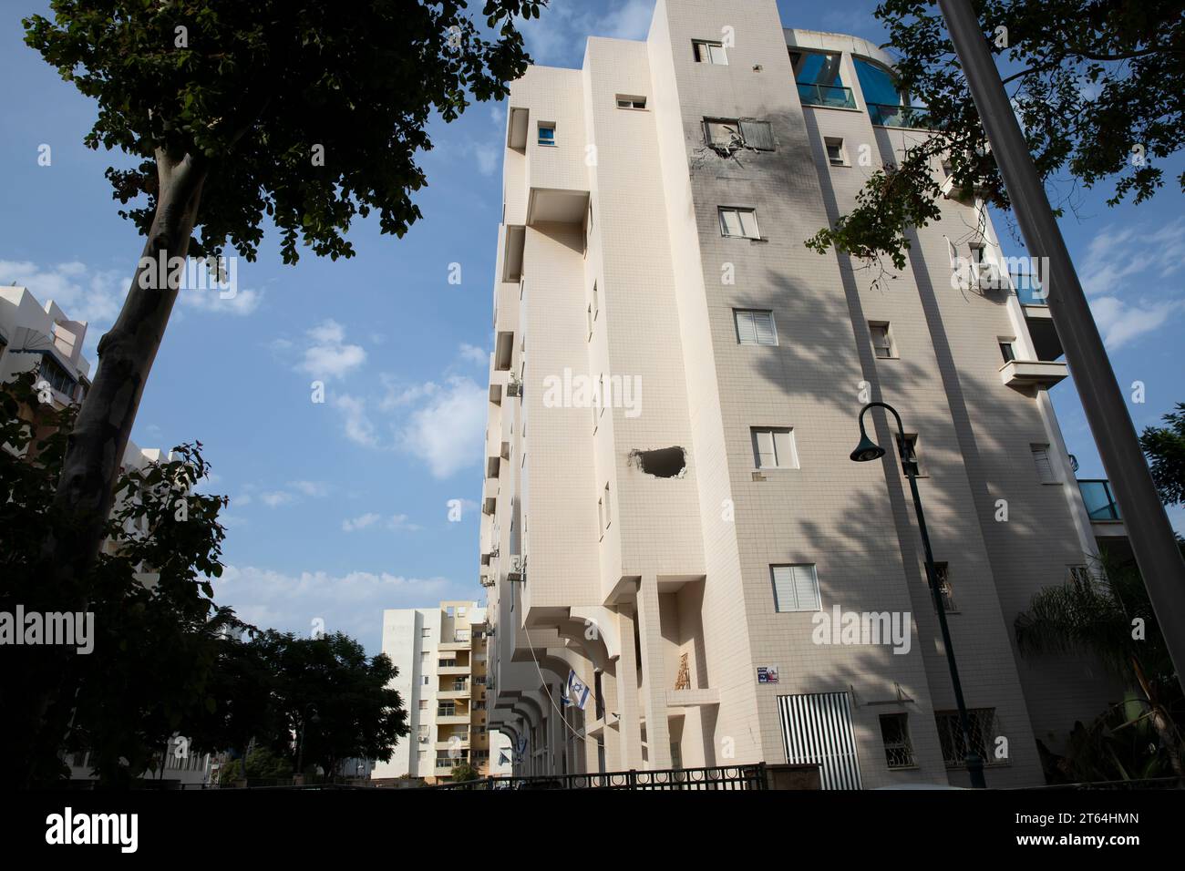 Un immeuble résidentiel dans la ville d’Ashkelon, Israël, le 28 octobre 2023, endommagé par une roquette tirée par le Hamas. La ville d'Ashkelon, à dix kilomètres Banque D'Images