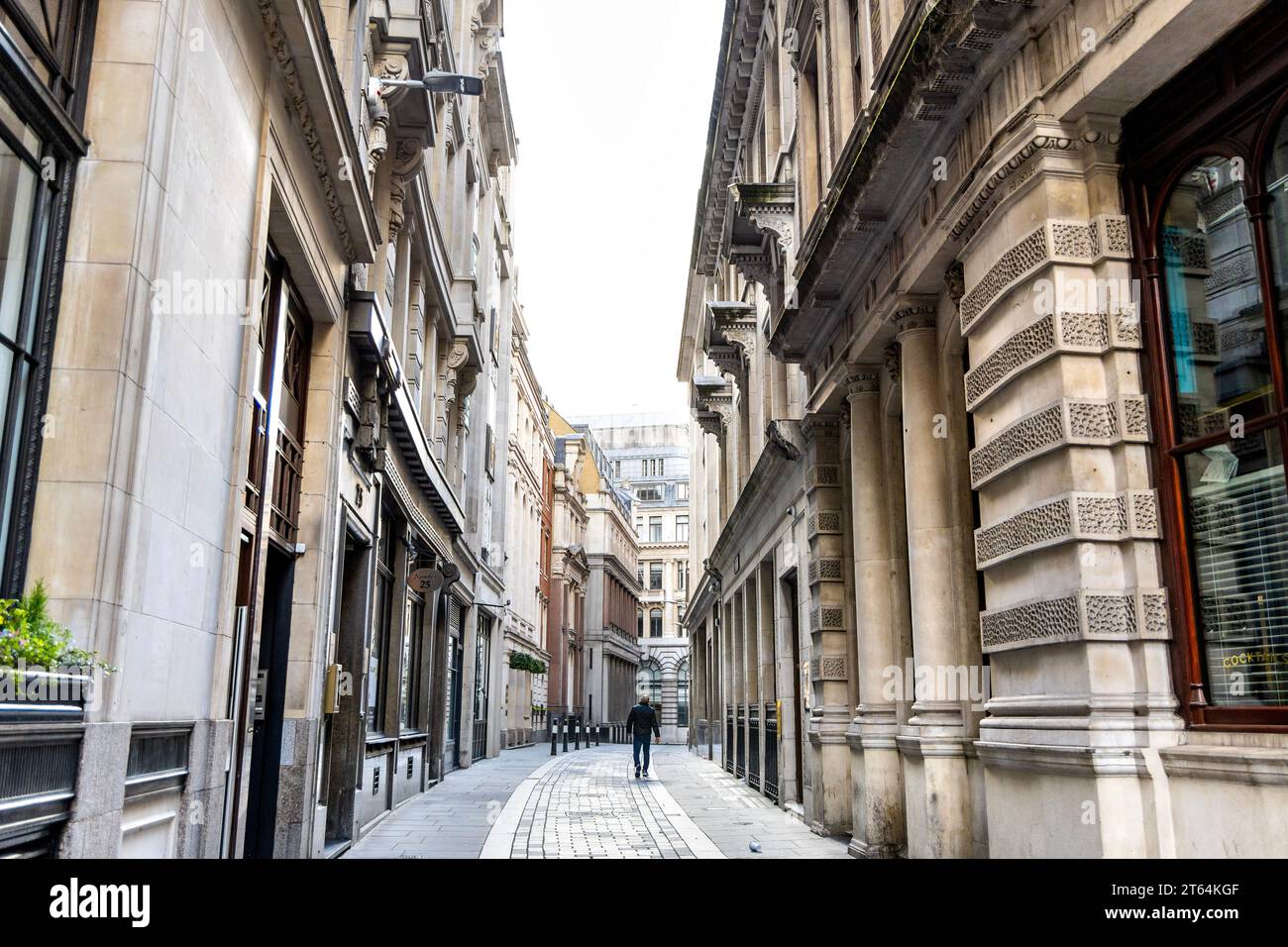 Homme marchant sur Birchin Lane dans l'historique Square Mile, City of London, Angleterre Banque D'Images