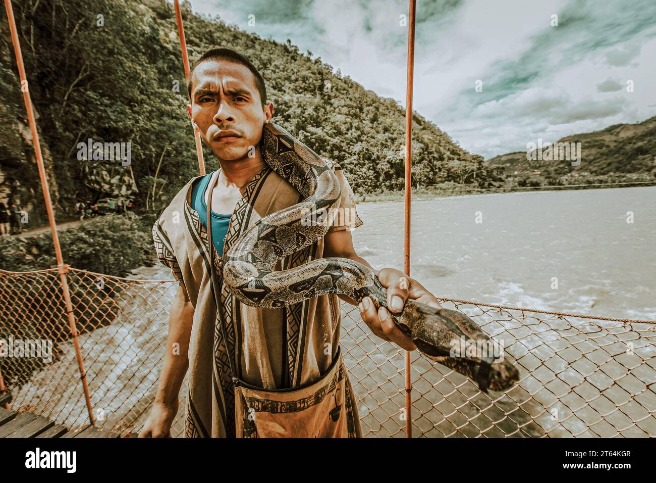 27 octobre 2018 Chanchamayo Pérou. Un homme porte un anaconda dans son cou, sur la rivière Perené. Banque D'Images