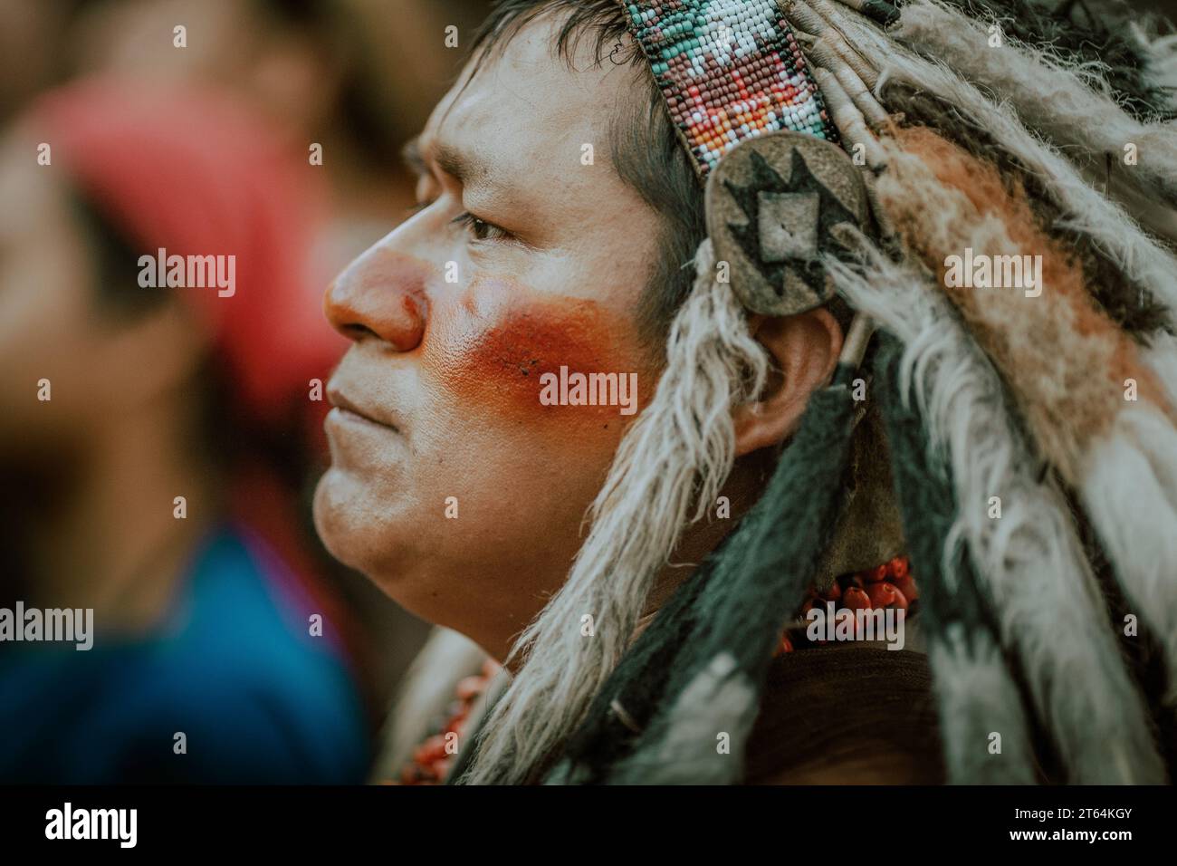 03 juillet 2015 Chanchamayo, Pérou. Groupe d'Ashininkas natifs accueillent les touristes dans leur village. Banque D'Images