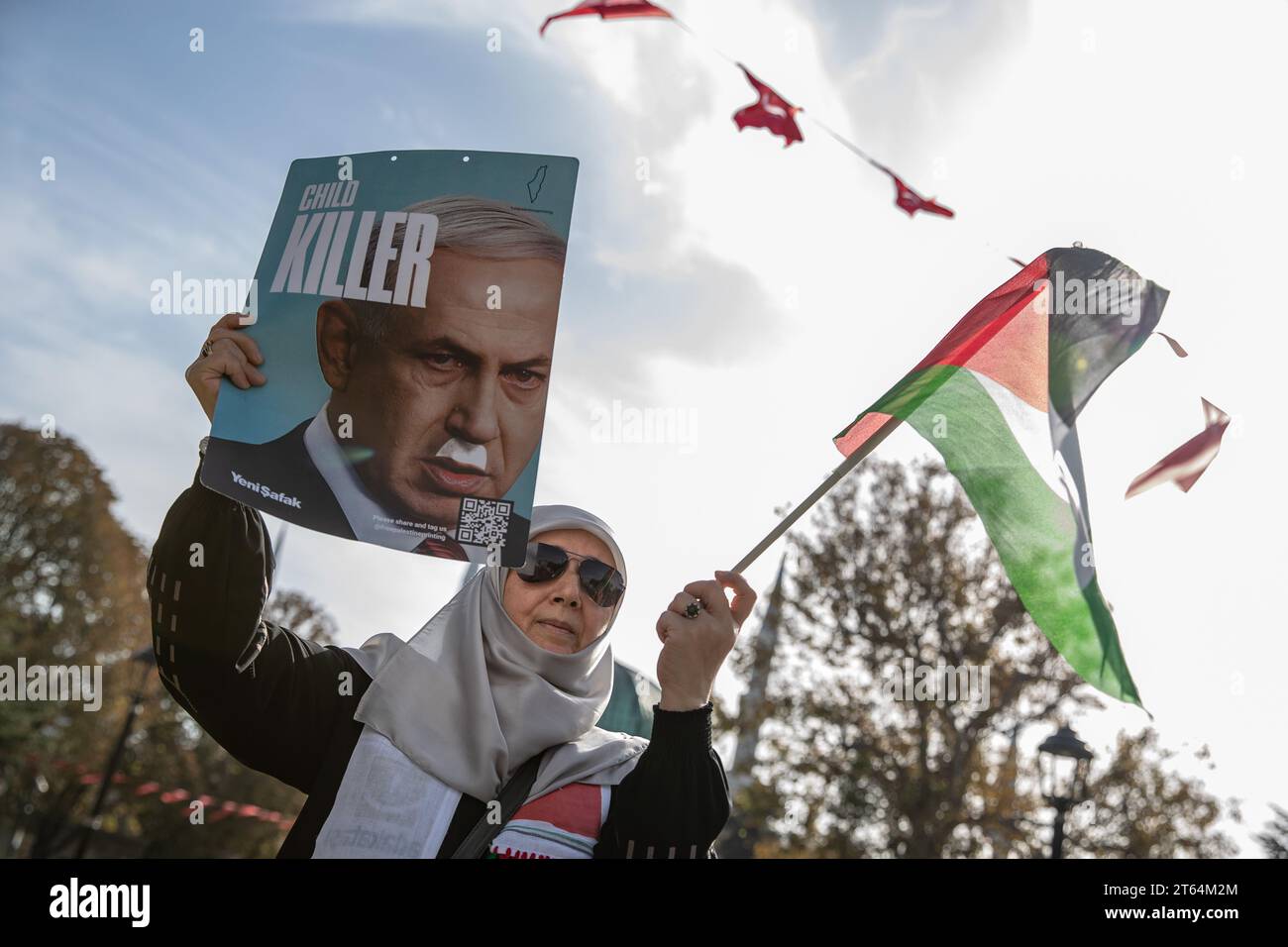 Istanbul, Turquie. 08 novembre 2023. Une manifestante tient une pancarte avec la photo du Premier ministre israélien Benjamin Netanyahu et les mots "tueur d'enfants" dessus, ainsi que le drapeau palestinien lors d'un sit-in. L'Initiative de solidarité avec les femmes palestiniennes se poursuit le 8e jour de la manifestation sit-in de 15 jours sur la place Sultanahmet. (Photo Onur Dogman/SOPA Images/Sipa USA) crédit : SIPA USA/Alamy Live News Banque D'Images