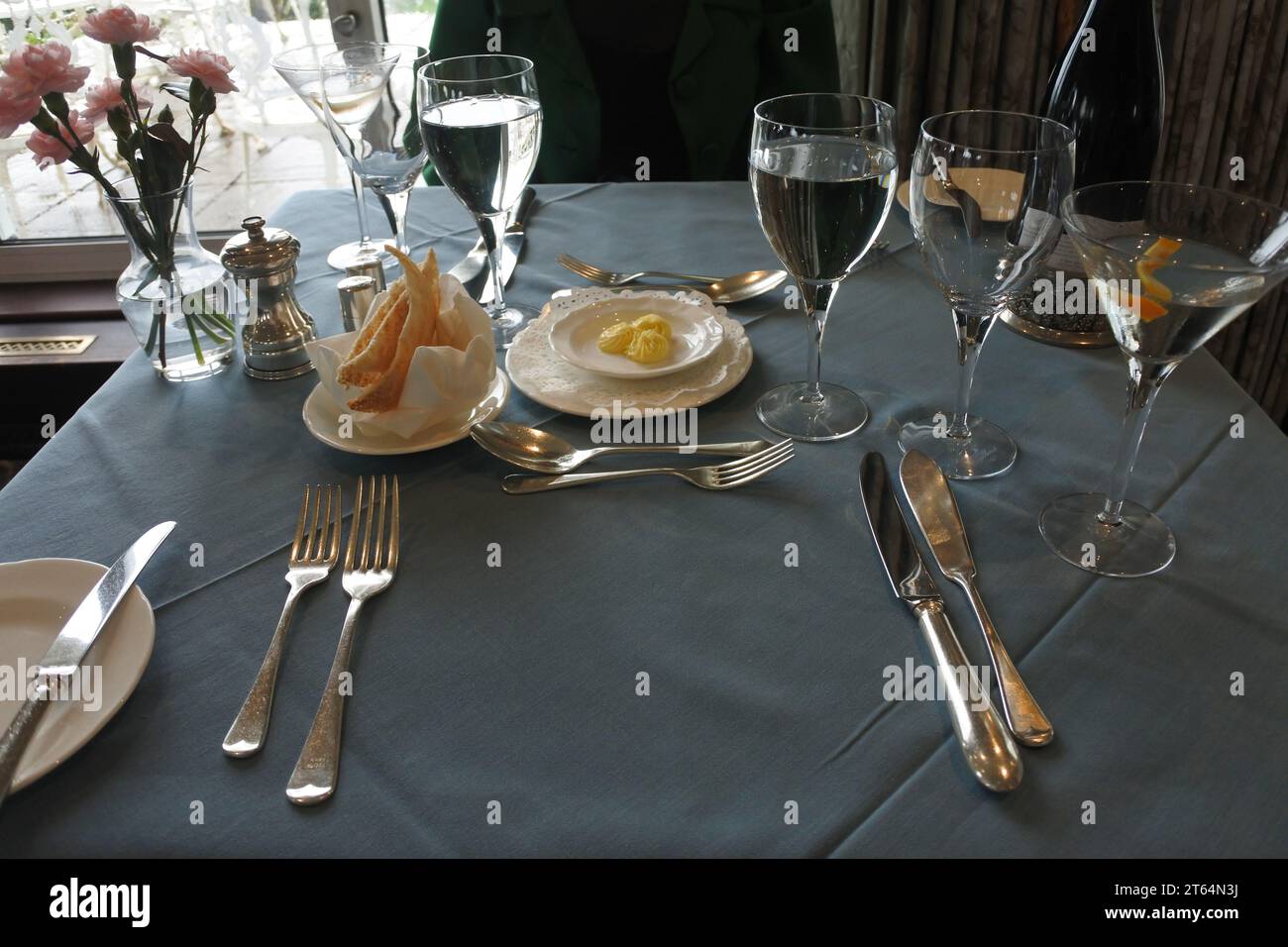 Réglage de table dans un restaurant de luxe - John Gollop Banque D'Images