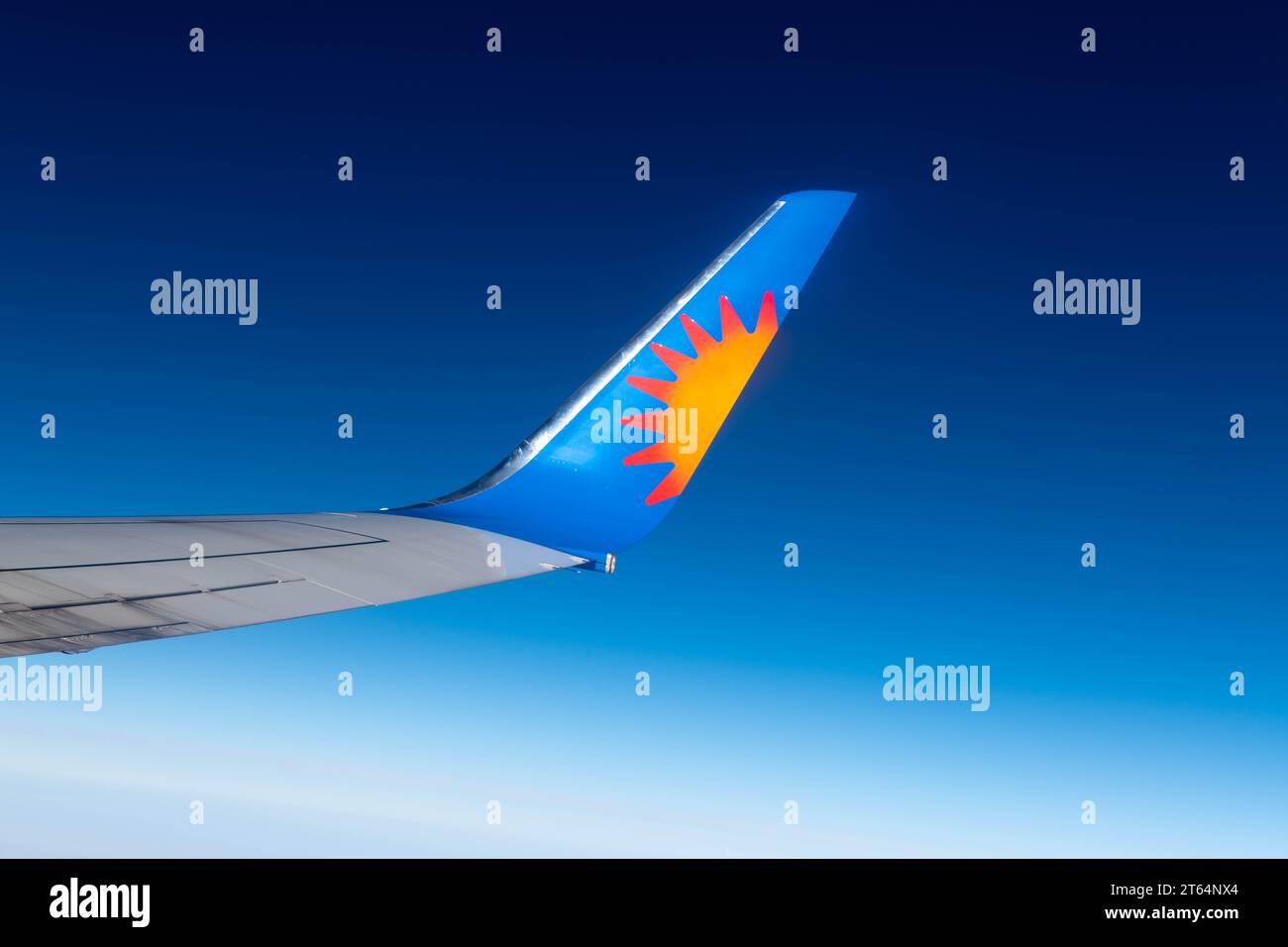 Logo de l'aile Jet 2 sur un ciel bleu profond Banque D'Images Logo de l'aile Jet 2 sur un ciel bleu profond Banque D'Images