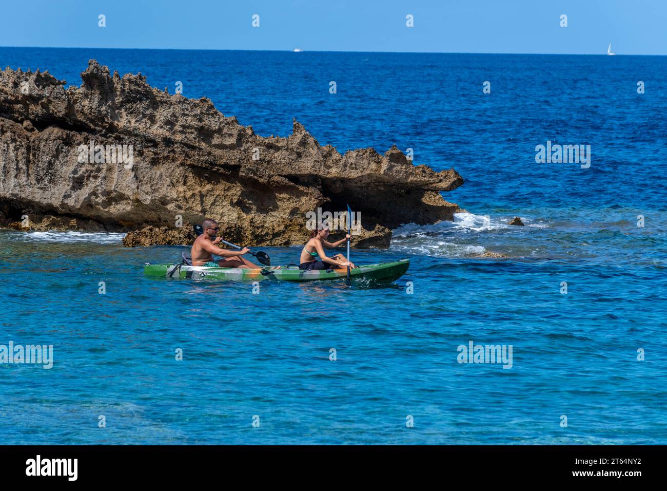 Personnes kayak à Arenal d'en Castell Menorca Minorque Espagne. Banque D'Images
