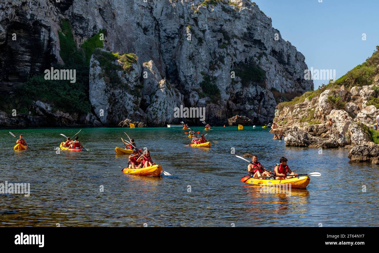 Playa de cales Coves kayak sur l'île de Minorque Espagne Banque D'Images