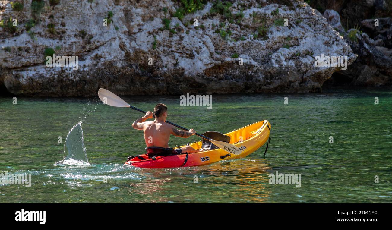 Playa de cales Coves kayak sur l'île de Minorque Espagne Banque D'Images
