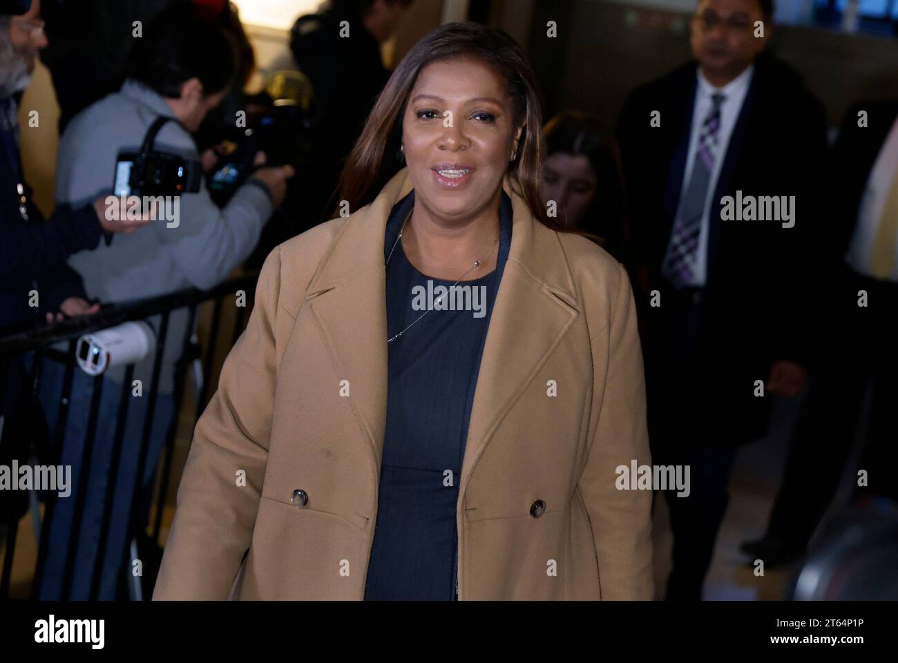 New York, États-Unis. 08 novembre 2023. Le procureur général de l'État de New York, Letitia James, arrive à la salle d'audience du procès de Donald Trump pour fraude civile devant la Cour suprême de l'État le mercredi 8 novembre 2023 à New York. L'affaire intentée en septembre dernier par le procureur général de New York, Letitia James, accuse Trump, ses fils aînés et son entreprise familiale de gonfler la valeur nette de Trump de plus de 2 milliards de dollars en surévaluant son portefeuille immobilier. Photo de Peter Foley/UPI crédit : UPI/Alamy Live News Banque D'Images