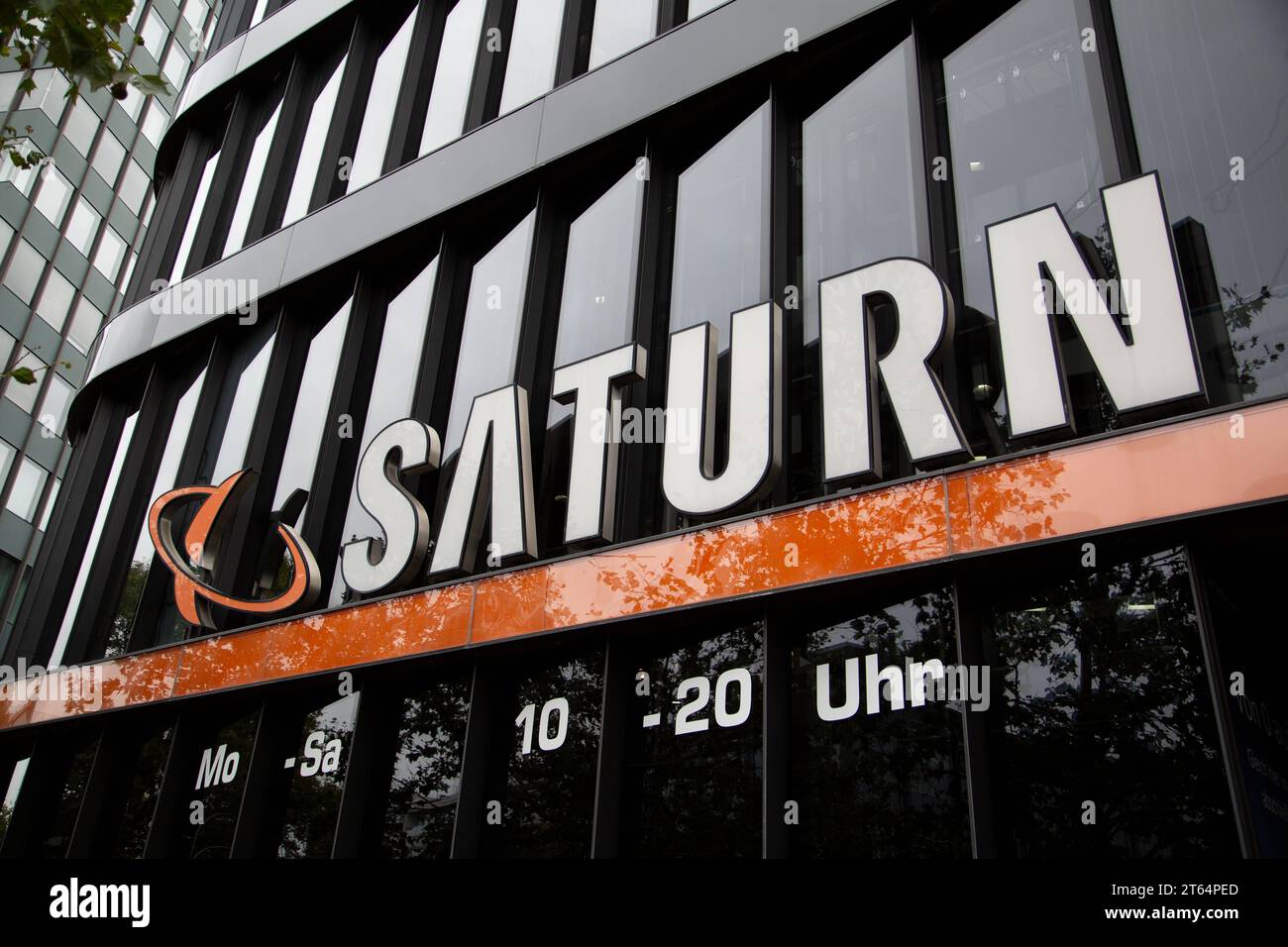 Logo Saturn an Berliner filiale *** logo Saturn sur la boutique de Berlin crédit : Imago/Alamy Live News Banque D'Images