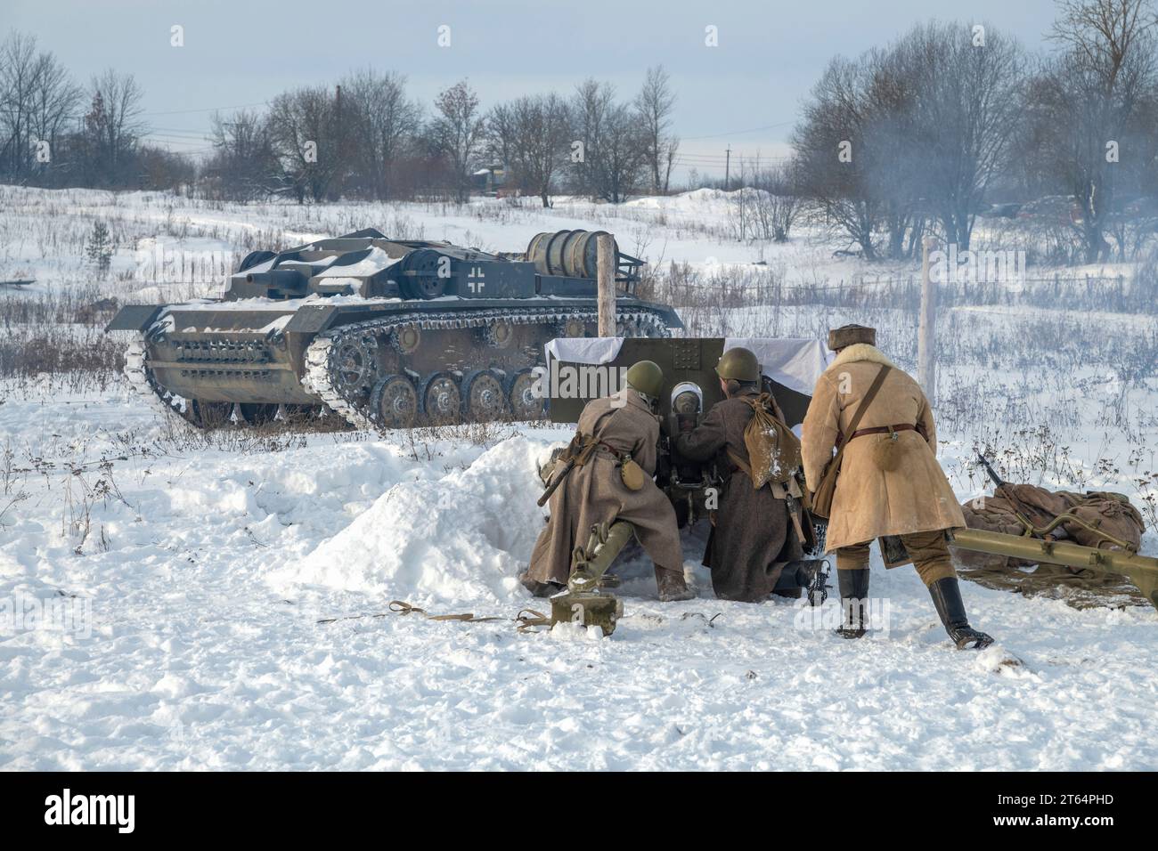 KRASNOE SELO, RUSSIE - 05 FÉVRIER 2023 : fragment d'un duel entre des artilleurs soviétiques et un canon automoteur d'assaut allemand. Militaire-historique Banque D'Images