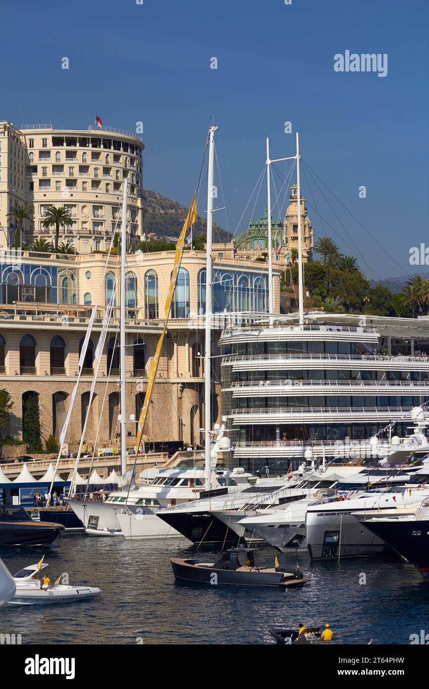 Superyachts et yachts à moteur au salon du yacht de Monaco. Banque D'Images