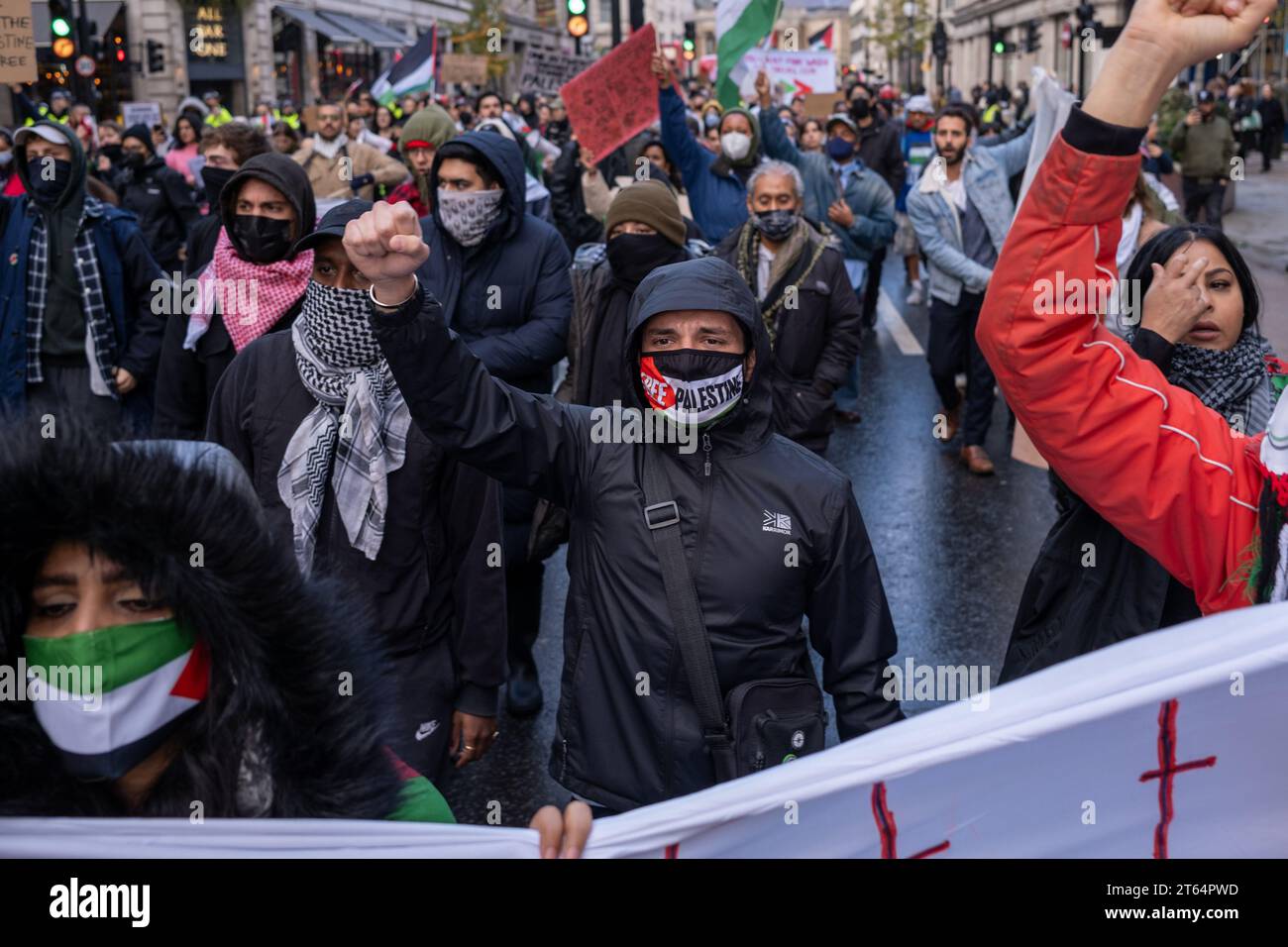 Des milliers de personnes défilent dans le centre de Londres pour protester contre l'action militaire d'Israël à Gaza. Banque D'Images