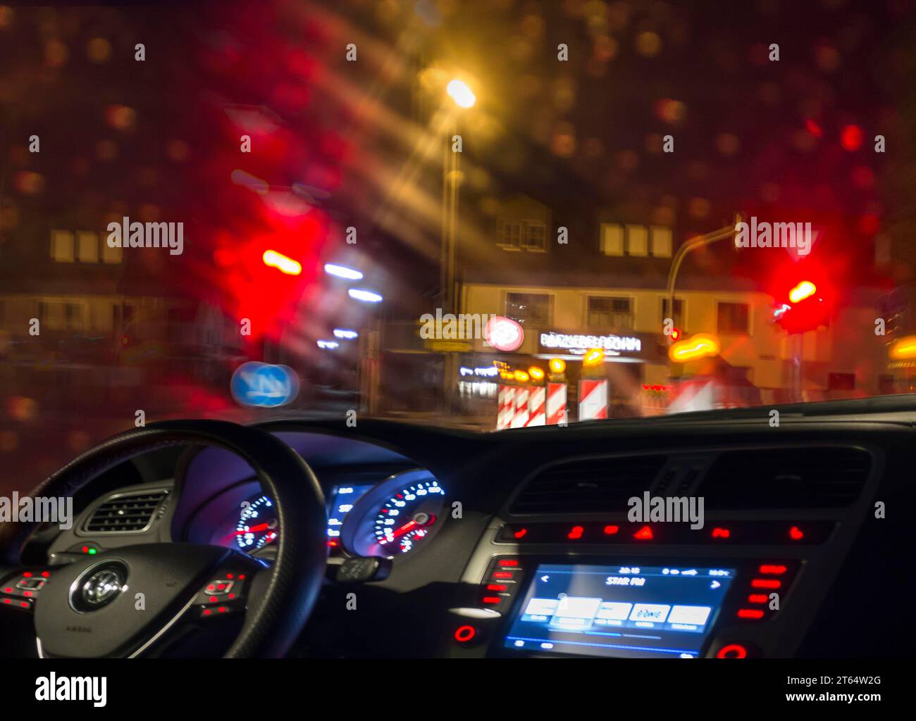 Mauvaise visibilité sur un chantier de construction la nuit sous la pluie, Bavière, Allemagne Banque D'Images