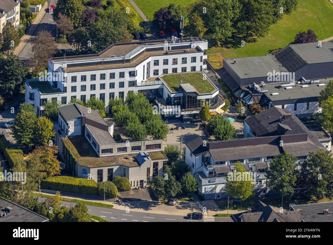 Vue aérienne, mairie, poste de police, Am Markt, Finnentrop, Sauerland, Rhénanie du Nord-Westphalie, Allemagne, œil de la loi, Autorité, Centre communautaire, Banque D'Images