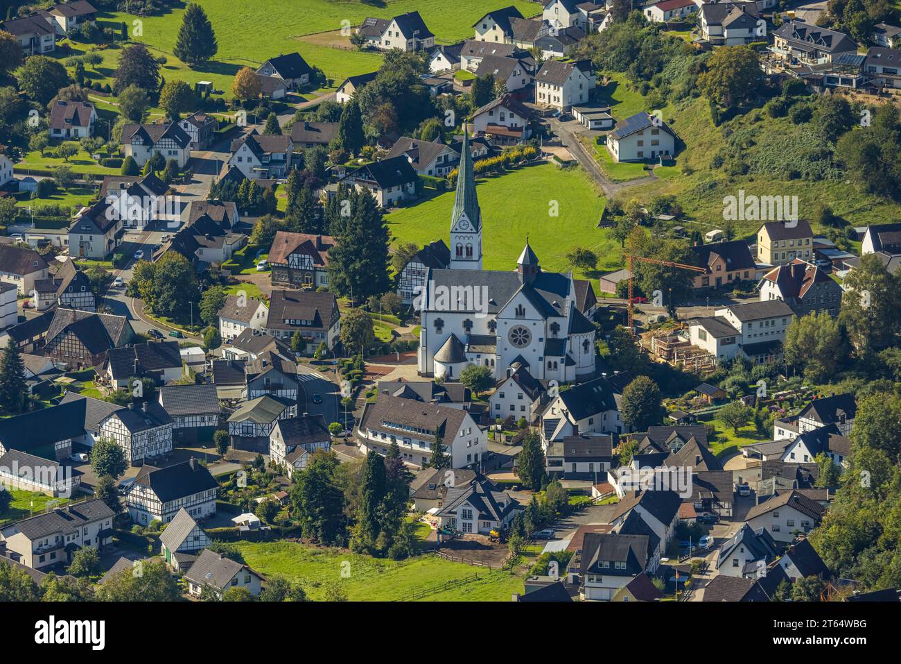 Vue aérienne, St. Église Antonius Einsiedler, chantier de construction à la caserne de pompiers, Heggen, Finnentrop, Sauerland, Rhénanie du Nord-Westphalie, Allemagne, PL Banque D'Images