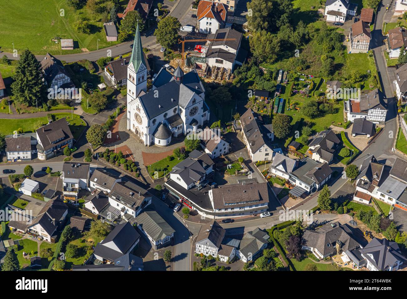 Vue aérienne, St. Église Antonius Einsiedler, chantier de construction à la caserne de pompiers, Heggen, Finnentrop, Sauerland, Rhénanie du Nord-Westphalie, Allemagne, PL Banque D'Images