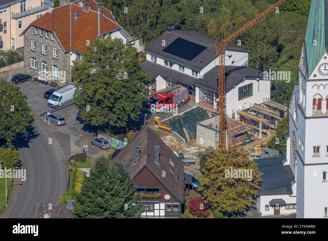 Vue aérienne, St. Église Antonius Einsiedler, chantier de construction à la caserne de pompiers, Heggen, Finnentrop, Sauerland, Rhénanie du Nord-Westphalie, Allemagne, PL Banque D'Images