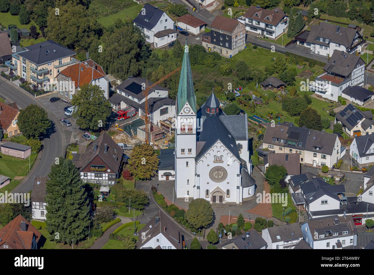 Vue aérienne, St. Église Antonius Einsiedler, chantier de construction à la caserne de pompiers, Heggen, Finnentrop, Sauerland, Rhénanie du Nord-Westphalie, Allemagne, PL Banque D'Images