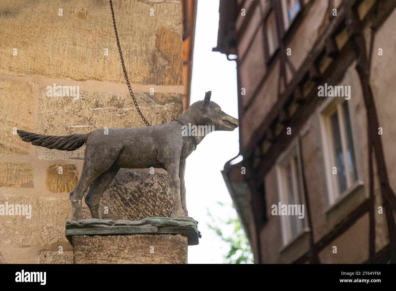 Sculpture de chien avec chaîne, mur de maison, Esslingen, Baden-Wuerttemberg, Allemagne Banque D'Images