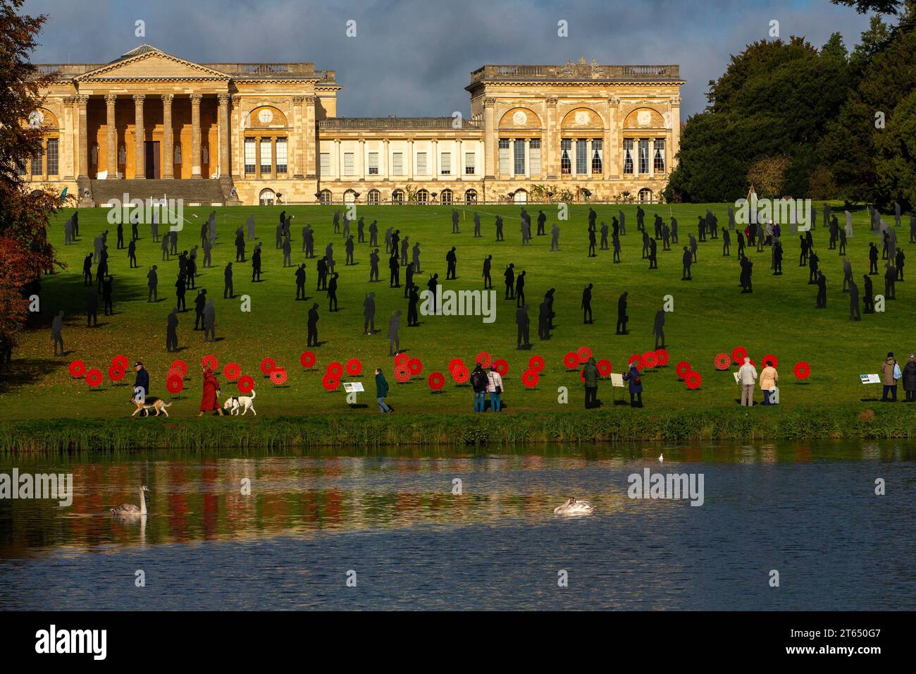 Silhouettes de soldat en métal et coquelicots dans le STAND AVEC GÉANTS installation artistique du jour du souvenir à Stowe Gardens, Buckinghamshire, Angleterre 11/2023 Banque D'Images