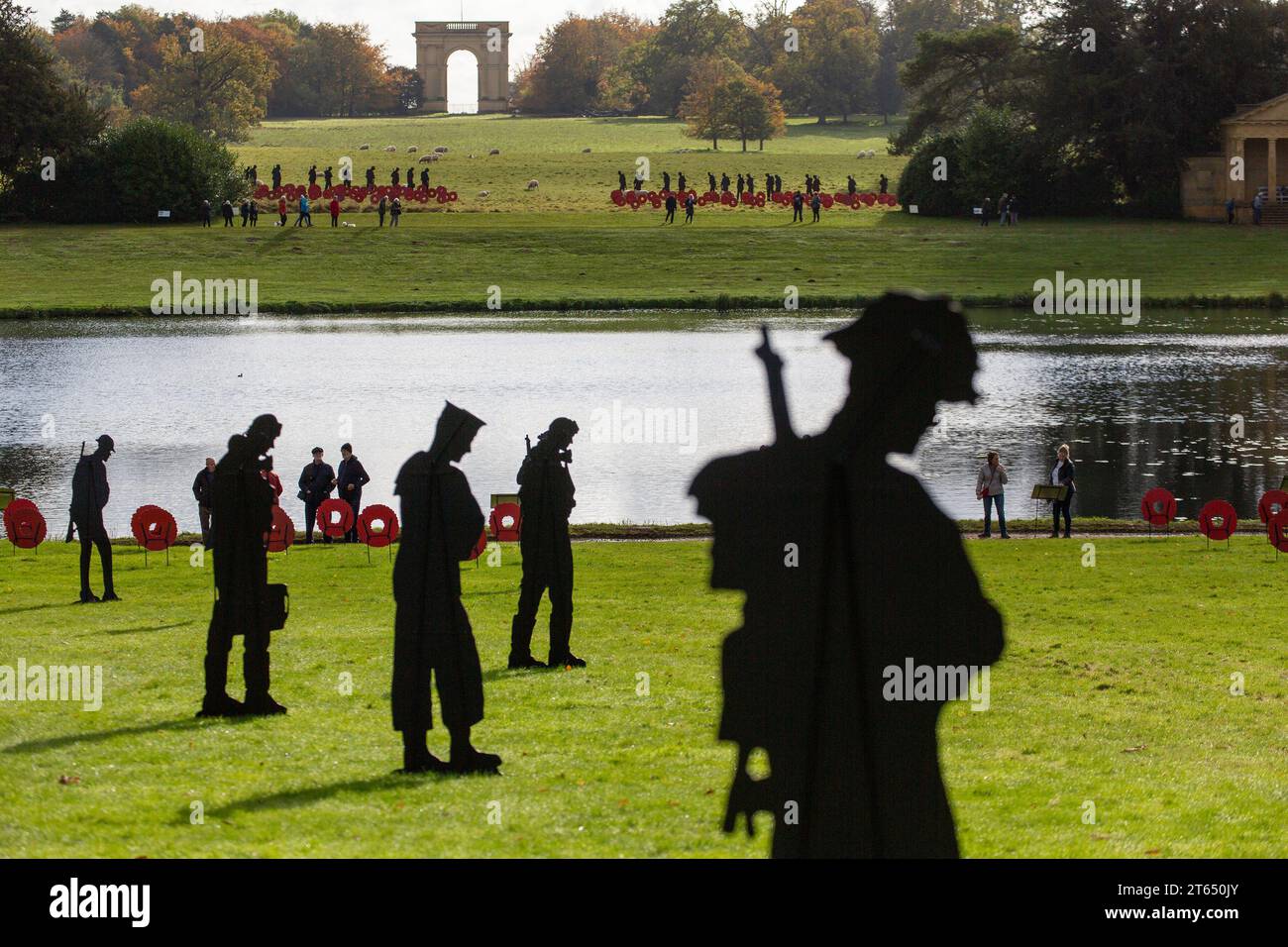 Silhouettes de soldat en métal et coquelicots dans le STAND AVEC GÉANTS installation artistique du jour du souvenir à Stowe Gardens, Buckinghamshire, Angleterre 11/2023 Banque D'Images