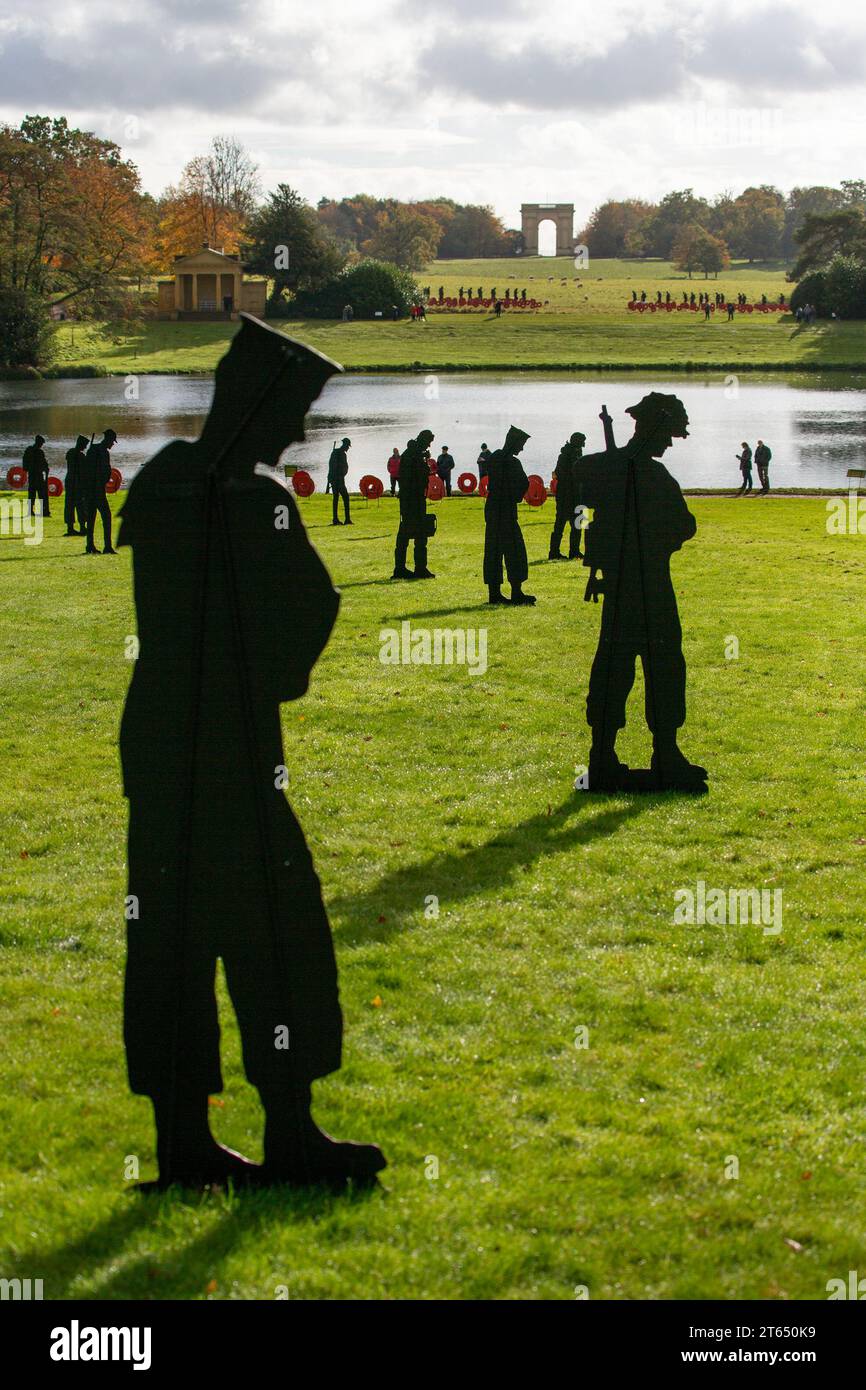 Des silhouettes de soldat en métal forment l'installation artistique du jour du souvenir AVEC DES GÉANTS au NT Stowe Gardens, Buckinghamshire, Angleterre 11/2023 Banque D'Images