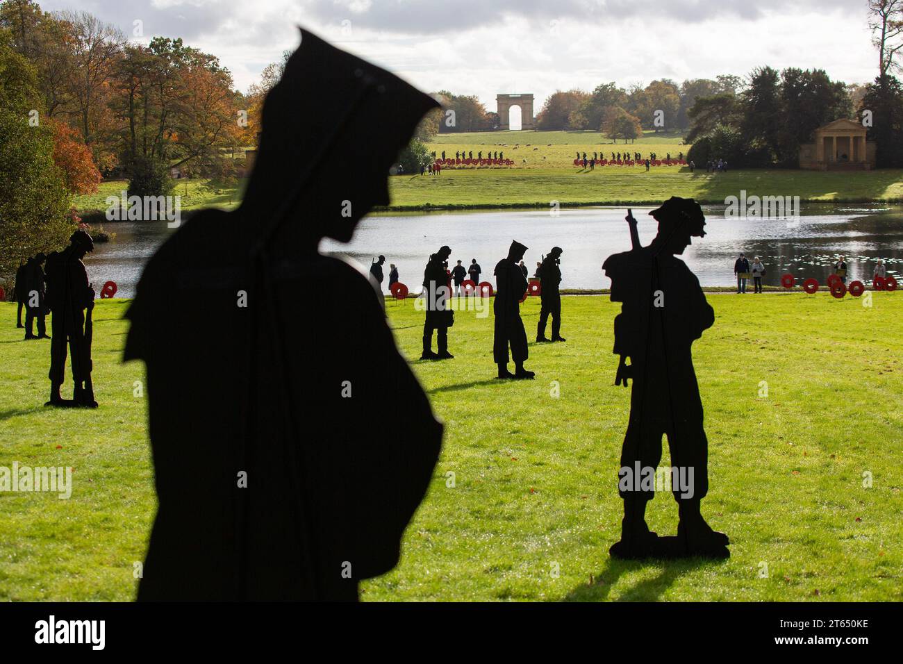 Des silhouettes de soldat en métal forment l'installation artistique du jour du souvenir AVEC DES GÉANTS au NT Stowe Gardens, Buckinghamshire, Angleterre 11/2023 Banque D'Images
