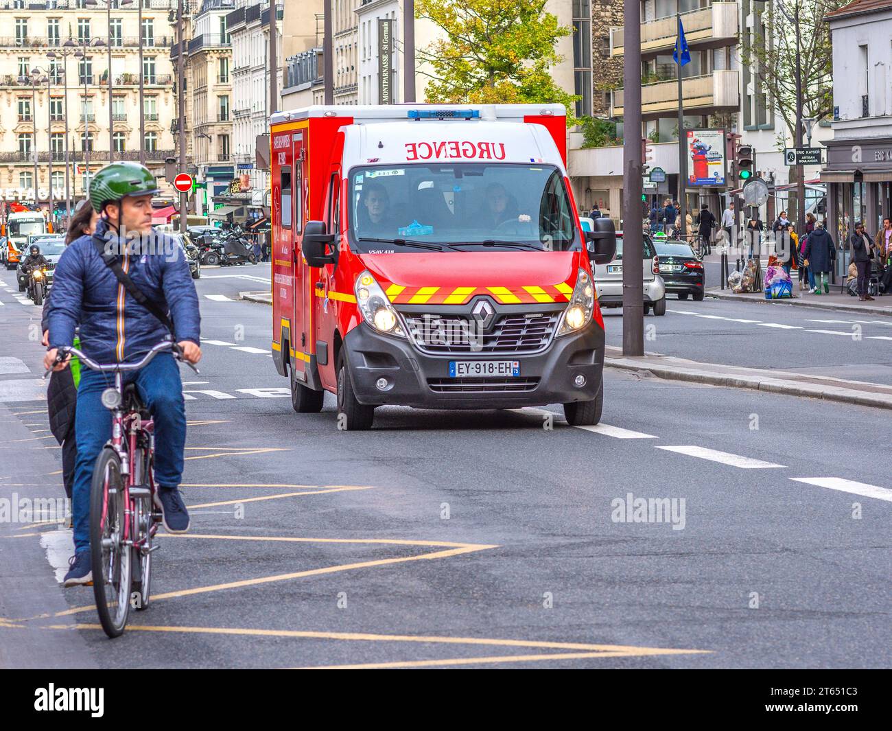 Vitesse de véhicule d'urgence le long de la rue de la ville à Paris, France. Banque D'Images