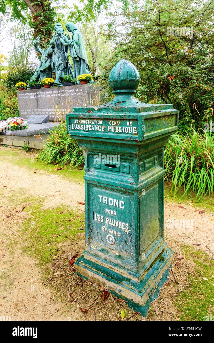 Argent arc pour contributions à l'entretien des tombes pour les pauvres dans le cimetière du Père Lachaise, Paris 20, France. Banque D'Images