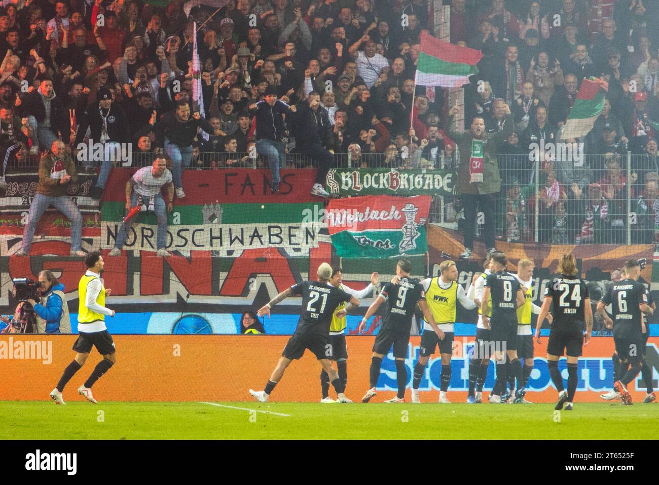 Les joueurs du FC Augsbourg célèbrent le but d'ouverture dans les rangs de leurs supporters football, équipe, Bundesliga Banque D'Images