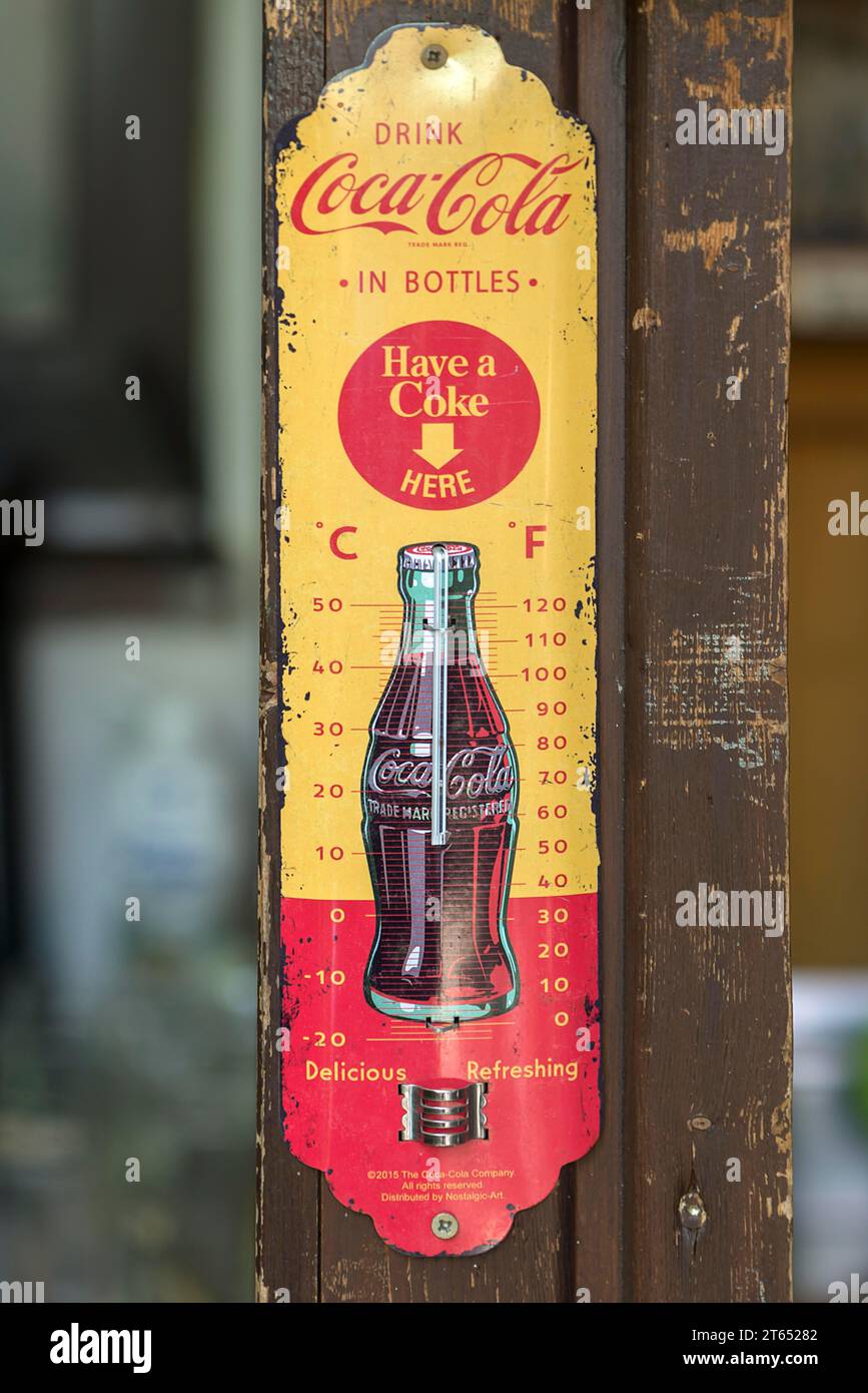 Bug publicitaire Coca Cola des années 1950 sur un thermomètre, Erlangen, moyenne Franconie, Bavière, Allemagne Banque D'Images