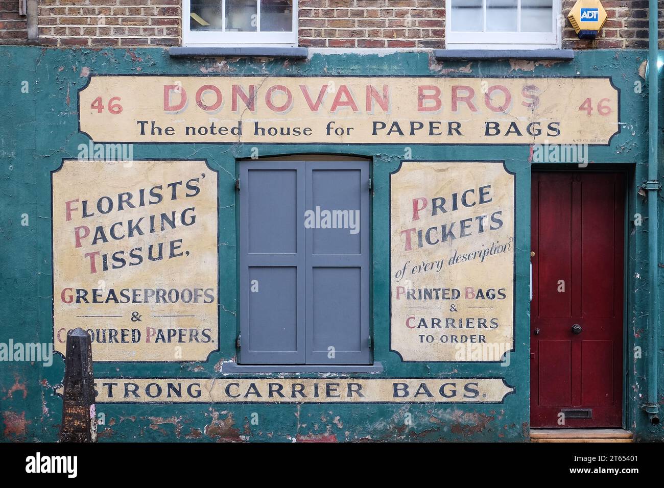 Élégance intemporelle : la vitrine vintage de Donovan Bros à Londres, un aperçu nostalgique de la riche histoire du commerce de détail de la ville. Banque D'Images