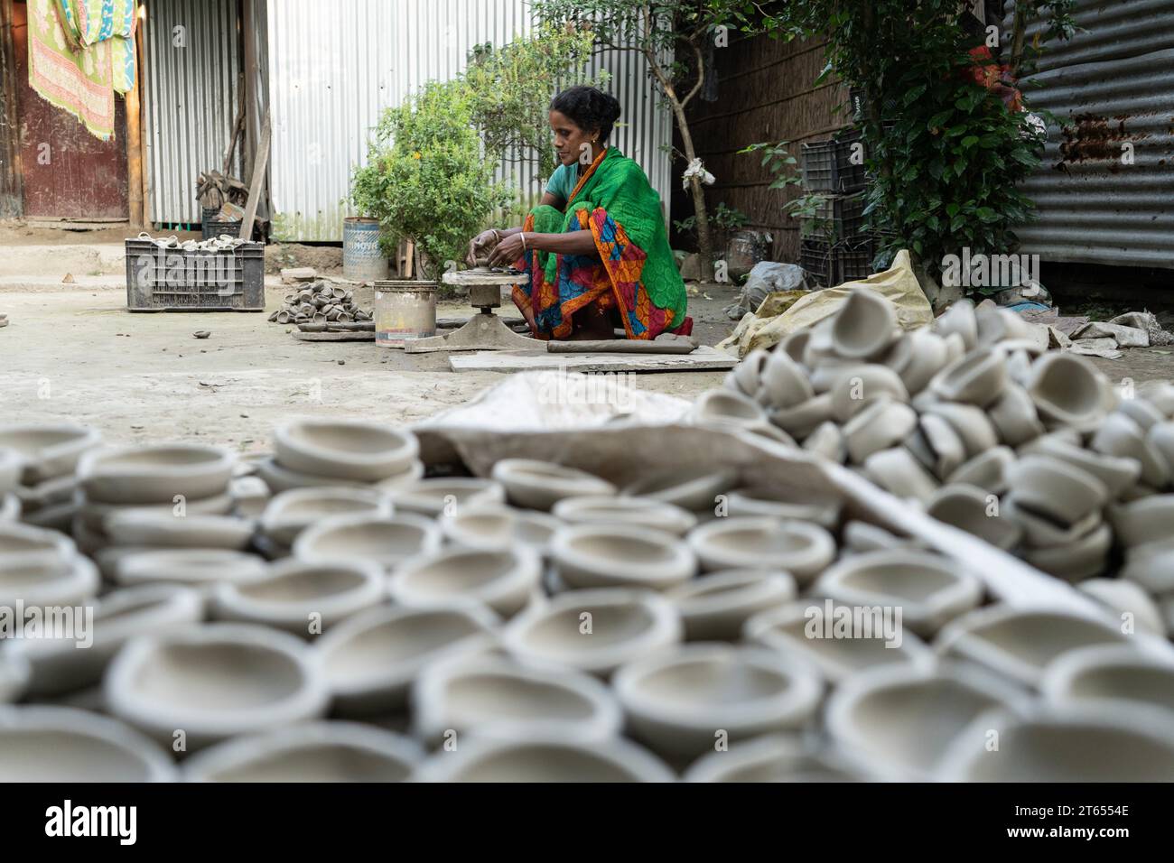 BARPETA, INDE - NOVEMBRE 7 : une femme fabrique des lampes en terre ou des Diyas à sa résidence avant le Festival Diwali dans un village de Barpeta, Inde, le 7 novembre 2023. Les lampes en terre sont une partie importante de la culture et de la tradition indiennes. Crédit : David Talukdar/Alamy Live News Banque D'Images