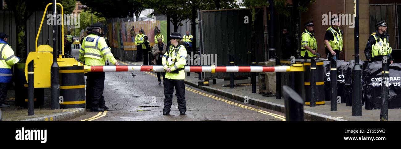 Participants, passants et policiers autour des entrées de la Conférence du Parti conservateur le jour 1 à Manchester, Royaume-Uni, la Conférence du Parti conservateur commence en octobre au Manchester Central Convention Complex, plusieurs cercles de sécurité avec de nombreux policiers, conservateurs, conservateurs, conservateurs, conservateurs, manifestant, manifestants, conférence, politique, politique, démonstration, Parti conservateur, crédit : Terry Howard Waller, Banque D'Images